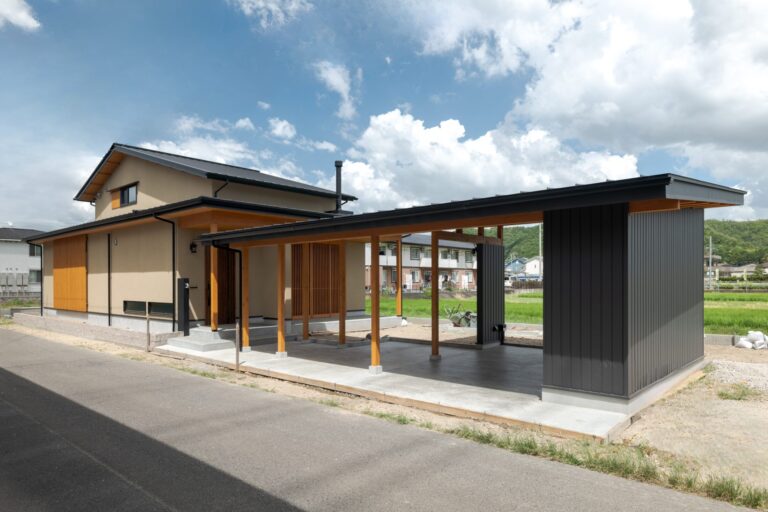 木と土間が結ぶ家